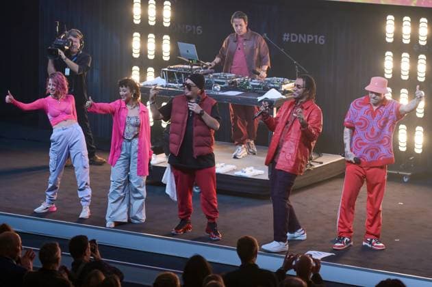 Deutscher Nachhaltigkeitspreis 2023 am 24.11.2023 im Maritim Hotel in Düsseldorf Die Band Culcha Candela steht auf der Bühne.
