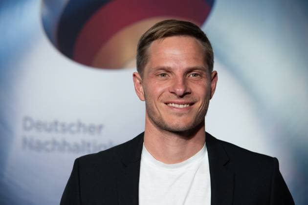 Sebastian STEUDTNER, Big Wave Surfer, Roter Teppich, Red Carpet Show, Ankunft, arrival, Verleihung Deutscher Nachhaltigkeitspreis in Duesseldorf am 24.11.2023.