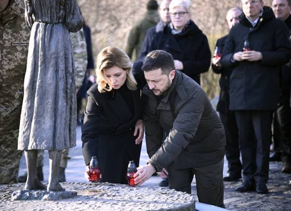 News Themen der Woche KW47 News Bilder des Tages Ukrainian President Volodymyr Zelensky (right), his wife Olena Zelenska (left) and the country s political leaders pay tribute to the victims of the famine of 1932-1933, in Kyiv, Ukraine, on November 25, 2023. (CTKxPhoto KupecxPetr) CTKPhotoP2023112501799  CTKPhotoP2023112501799