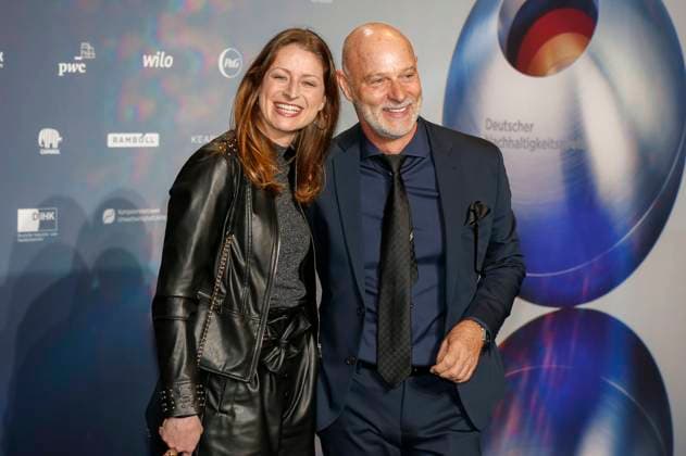 Tina Rottensteiner und Simon Licht bei der Verleihung des 16. Deutschen Nachhaltigkeitspreises 2023 im Maritim Hotel. Düsseldorf, 24.11.2023