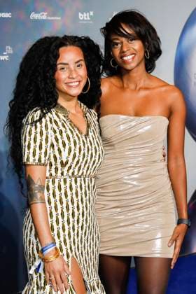 Domitila Barros und Hilda Liswani bei der Verleihung des 16. Deutschen Nachhaltigkeitspreises 2023 im Maritim Hotel. Düsseldorf, 24.11.2023