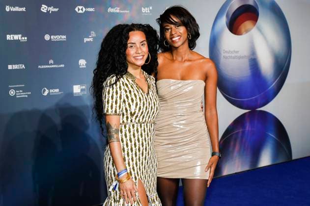 Domitila Barros und Hilda Liswani bei der Verleihung des 16. Deutschen Nachhaltigkeitspreises 2023 im Maritim Hotel. Düsseldorf, 24.11.2023