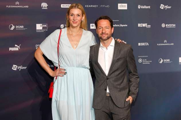 Andrea Gerhard mit Partner David Wehle bei der Verleihung des 16. Deutschen Nachhaltigkeitspreises 2023 im Maritim Hotel. Düsseldorf, 24.11.2023