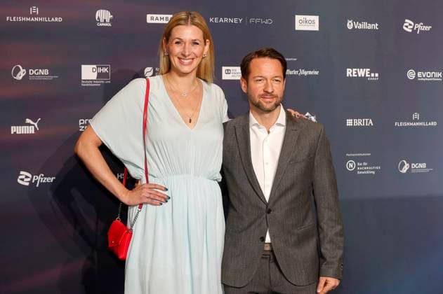 Andrea Gerhard mit Partner David Wehle bei der Verleihung des 16. Deutschen Nachhaltigkeitspreises 2023 im Maritim Hotel. Düsseldorf, 24.11.2023