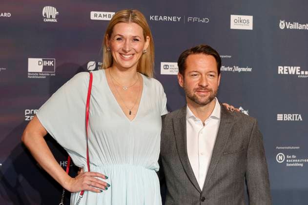 Andrea Gerhard mit Partner David Wehle bei der Verleihung des 16. Deutschen Nachhaltigkeitspreises 2023 im Maritim Hotel. Düsseldorf, 24.11.2023