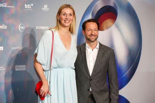 Andrea Gerhard mit Partner David Wehle bei der Verleihung des 16. Deutschen Nachhaltigkeitspreises 2023 im Maritim Hotel. Düsseldorf, 24.11.2023