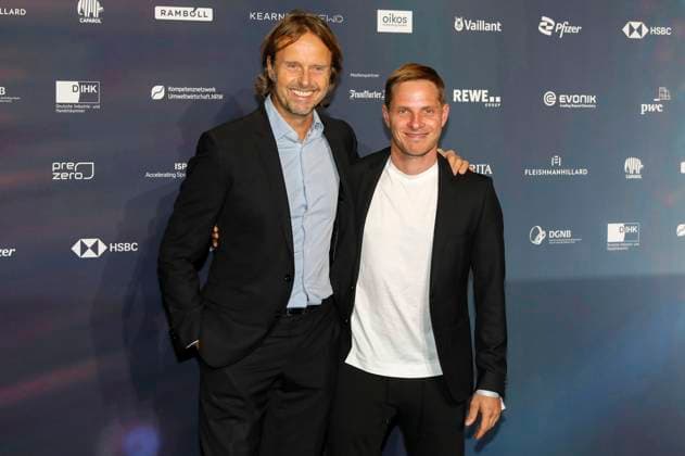 Sebastian Steudtner und Gast bei der Verleihung des 16. Deutschen Nachhaltigkeitspreises 2023 im Maritim Hotel. Düsseldorf, 24.11.2023