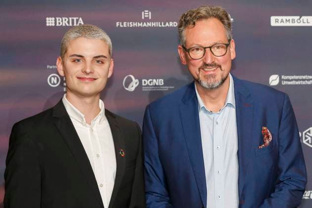 Fabian Grischkat und Eckart von Hirschhausen bei der Verleihung des 16. Deutschen Nachhaltigkeitspreises 2023 im Maritim Hotel. Düsseldorf, 24.11.2023