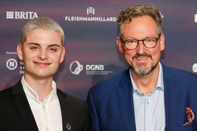 Fabian Grischkat und Eckart von Hirschhausen bei der Verleihung des 16. Deutschen Nachhaltigkeitspreises 2023 im Maritim Hotel. Düsseldorf, 24.11.2023