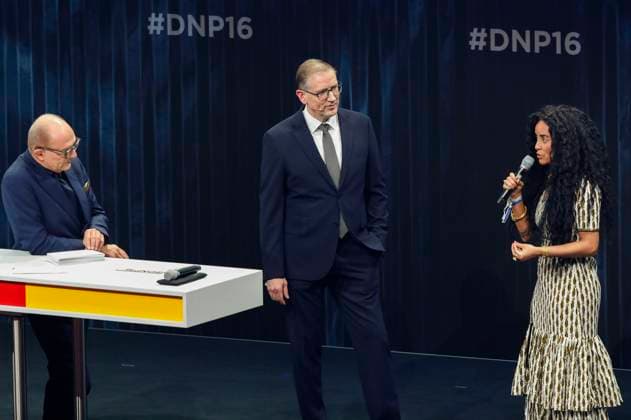 Stefan Schulze-Hausmann, Gast und Domitila Barros bei der Verleihung des 16. Deutschen Nachhaltigkeitspreises 2023 im Maritim Hotel. Düsseldorf, 24.11.2023