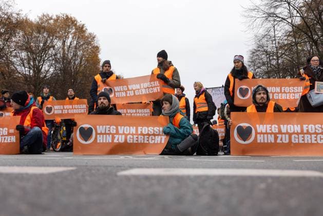 News Themen der Woche KW47 News Bilder des Tages Letzte Gerneration demonstriert in Berlin Berlin, Deutschland - 25.11.2023: Mitglieder der Letzten Generation blockieren die Straße am 17. Juni an der Siegessäule in Berlin. Berlin