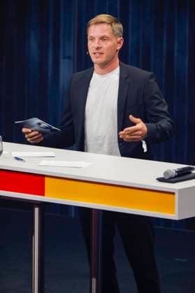 Sebastian Steudtner bei der Verleihung des 16. Deutschen Nachhaltigkeitspreises 2023 im Maritim Hotel. Düsseldorf, 24.11.2023