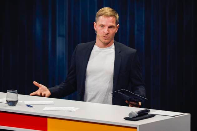 Sebastian Steudtner bei der Verleihung des 16. Deutschen Nachhaltigkeitspreises 2023 im Maritim Hotel. Düsseldorf, 24.11.2023