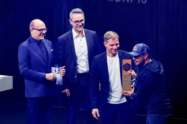 Stefan Schulze-Hausmann, Gast, Sebastian Steudtner und Nirmal Purja bei der Verleihung des 16. Deutschen Nachhaltigkeitspreises 2023 im Maritim Hotel. Düsseldorf, 24.11.2023