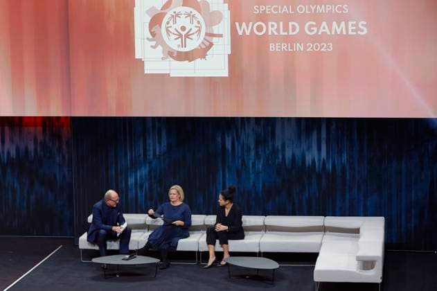Stefan Schulze-Hausmann, Nancy Faeser und Celia Sasic bei der Verleihung des 16. Deutschen Nachhaltigkeitspreises 2023 im Maritim Hotel. Düsseldorf, 24.11.2023
