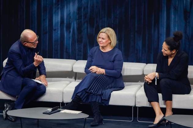 Stefan Schulze-Hausmann, Nancy Faeser und Celia Sasic bei der Verleihung des 16. Deutschen Nachhaltigkeitspreises 2023 im Maritim Hotel. Düsseldorf, 24.11.2023