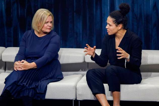Nancy Faeser und Celia Sasic bei der Verleihung des 16. Deutschen Nachhaltigkeitspreises 2023 im Maritim Hotel. Düsseldorf, 24.11.2023