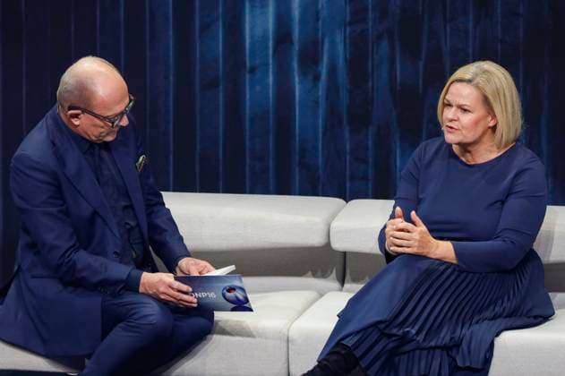 Stefan Schulze-Hausmann und Nancy Faeser bei der Verleihung des 16. Deutschen Nachhaltigkeitspreises 2023 im Maritim Hotel. Düsseldorf, 24.11.2023