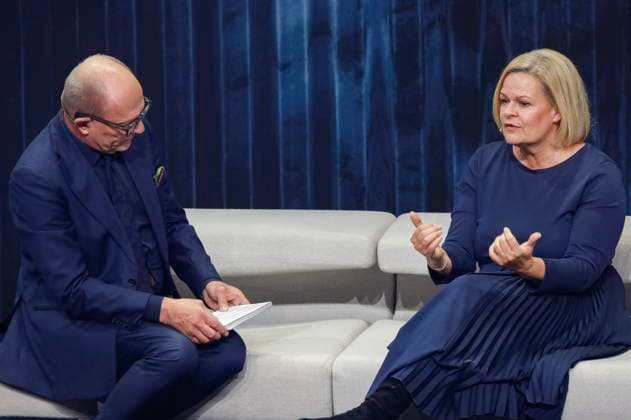 Stefan Schulze-Hausmann und Nancy Faeser bei der Verleihung des 16. Deutschen Nachhaltigkeitspreises 2023 im Maritim Hotel. Düsseldorf, 24.11.2023
