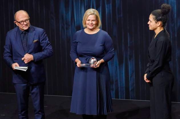 Stefan Schulze-Hausmann, Nancy Faeser und Celia Sasic bei der Verleihung des 16. Deutschen Nachhaltigkeitspreises 2023 im Maritim Hotel. Düsseldorf, 24.11.2023