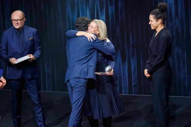 Stefan Schulze-Hausmann, Nancy Faeser und Celia Sasic mit Preisträgern bei der Verleihung des 16. Deutschen Nachhaltigkeitspreises 2023 im Maritim Hotel. Düsseldorf, 24.11.2023