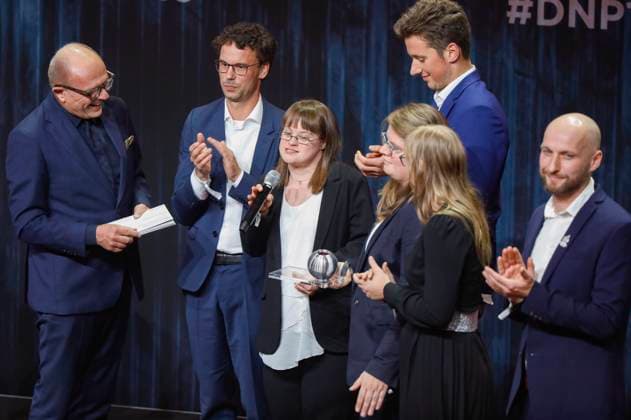 Stefan Schulze-Hausmann mit Preisträgern bei der Verleihung des 16. Deutschen Nachhaltigkeitspreises 2023 im Maritim Hotel. Düsseldorf, 24.11.2023