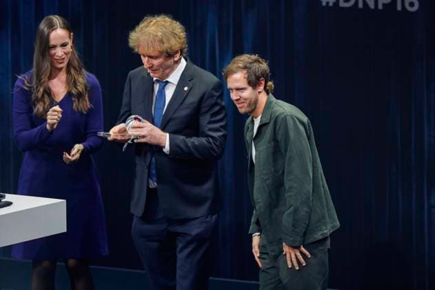 Michael Braungart und Sebastian Vettel bei der Verleihung des 16. Deutschen Nachhaltigkeitspreises 2023 im Maritim Hotel. Düsseldorf, 24.11.2023