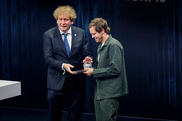 Michael Braungart und Sebastian Vettel bei der Verleihung des 16. Deutschen Nachhaltigkeitspreises 2023 im Maritim Hotel. Düsseldorf, 24.11.2023