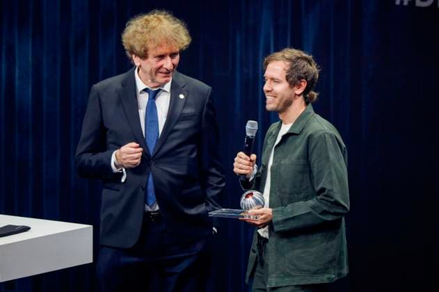 Michael Braungart und Sebastian Vettel bei der Verleihung des 16. Deutschen Nachhaltigkeitspreises 2023 im Maritim Hotel. Düsseldorf, 24.11.2023