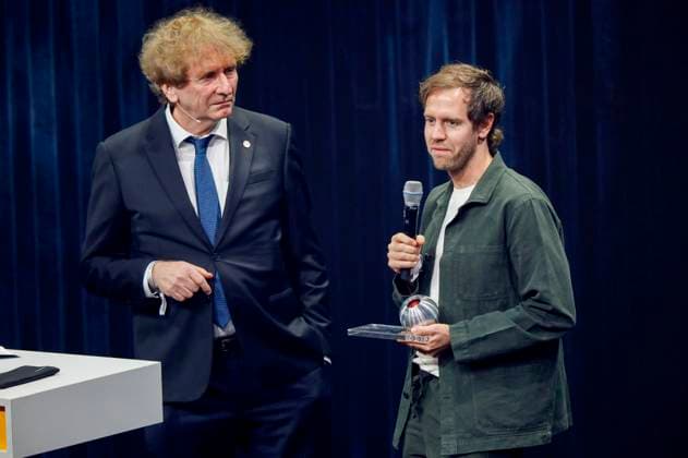 Michael Braungart und Sebastian Vettel bei der Verleihung des 16. Deutschen Nachhaltigkeitspreises 2023 im Maritim Hotel. Düsseldorf, 24.11.2023