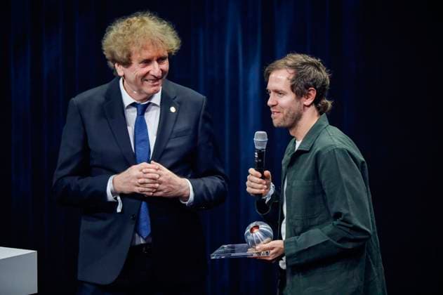 Michael Braungart und Sebastian Vettel bei der Verleihung des 16. Deutschen Nachhaltigkeitspreises 2023 im Maritim Hotel. Düsseldorf, 24.11.2023