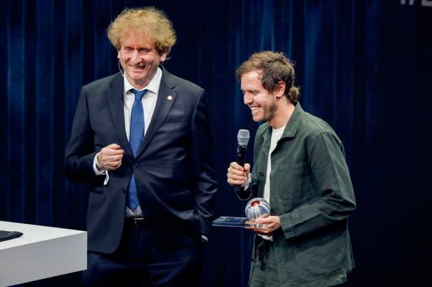 Michael Braungart und Sebastian Vettel bei der Verleihung des 16. Deutschen Nachhaltigkeitspreises 2023 im Maritim Hotel. Düsseldorf, 24.11.2023