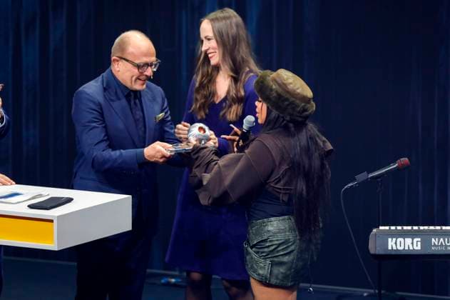 Stefan Schulze-Hausmann und Zoe Wees bei der Verleihung des 16. Deutschen Nachhaltigkeitspreises 2023 im Maritim Hotel. Düsseldorf, 24.11.2023