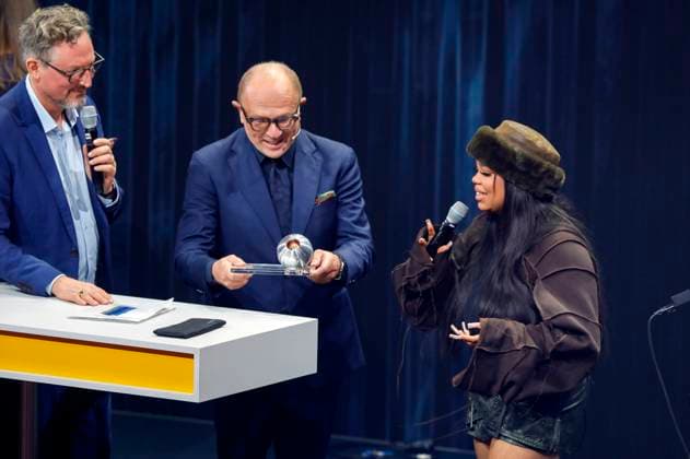 Eckart von Hirschhausen, Stefan Schulze-Hausmann und Zoe Wees bei der Verleihung des 16. Deutschen Nachhaltigkeitspreises 2023 im Maritim Hotel. Düsseldorf, 24.11.2023