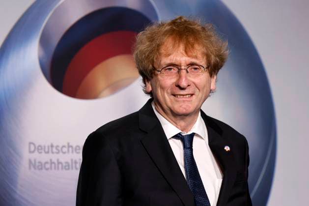 Verfahrenstechniker Prof. Michael Braungart beim 16. Deutschen Nachhaltigkeitspreis 2023 im Maritim Hotel Düsseldorf. Zum 16. Mal werden gemeinsam mit der Bundesregierung und weiteren Partnern im Düsseldorfer Martim Hotel Vorreiter der Nachhaltigkeit ausgezeichnet. Prämiert werden die Sieger der Wettbewerbe Unternehmen, Sport, Internationaler Deutscher Nachhaltigkeitspreis, Architektur und des Next Economy Awards. Düsseldorf, 24.11.2023 NRW Deutschland Copyright: xChristophxHardtx