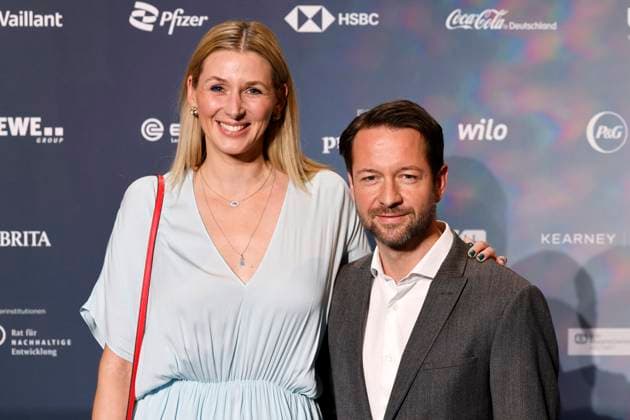 Schauspielerin Andrea Gerhard und Schauspieler David Wehle beim 16. Deutschen Nachhaltigkeitspreis 2023 im Maritim Hotel Düsseldorf. Zum 16. Mal werden gemeinsam mit der Bundesregierung und weiteren Partnern im Düsseldorfer Martim Hotel Vorreiter der Nachhaltigkeit ausgezeichnet. Prämiert werden die Sieger der Wettbewerbe Unternehmen, Sport, Internationaler Deutscher Nachhaltigkeitspreis, Architektur und des Next Economy Awards. Düsseldorf, 24.11.2023 NRW Deutschland Copyright: xChristophxHardtx