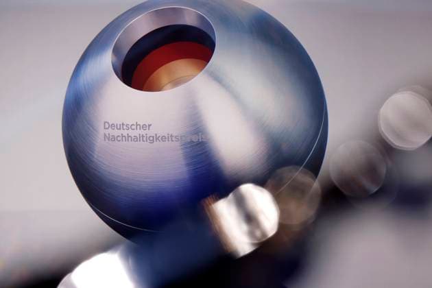 Das Logo des Deutschen Nachhaltigkeitspreis beim 16. Deutschen Nachhaltigkeitspreis 2023 im Maritim Hotel Düsseldorf. Zum 16. Mal werden gemeinsam mit der Bundesregierung und weiteren Partnern im Düsseldorfer Martim Hotel Vorreiter der Nachhaltigkeit ausgezeichnet. Prämiert werden die Sieger der Wettbewerbe Unternehmen, Sport, Internationaler Deutscher Nachhaltigkeitspreis, Architektur und des Next Economy Awards. Düsseldorf, 24.11.2023 NRW Deutschland Copyright: xChristophxHardtx