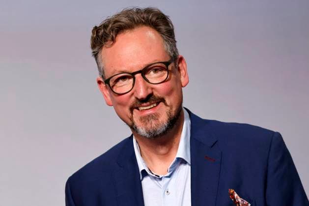 Moderator Dr. Eckart von Hirschhausen beim 16. Deutschen Nachhaltigkeitspreis 2023 im Maritim Hotel Düsseldorf. Zum 16. Mal werden gemeinsam mit der Bundesregierung und weiteren Partnern im Düsseldorfer Martim Hotel Vorreiter der Nachhaltigkeit ausgezeichnet. Prämiert werden die Sieger der Wettbewerbe Unternehmen, Sport, Internationaler Deutscher Nachhaltigkeitspreis, Architektur und des Next Economy Awards. Düsseldorf, 24.11.2023 NRW Deutschland Copyright: xChristophxHardtx