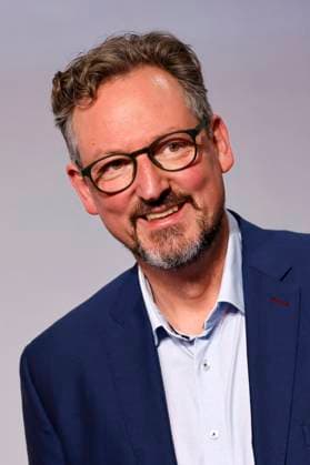 Moderator Dr. Eckart von Hirschhausen beim 16. Deutschen Nachhaltigkeitspreis 2023 im Maritim Hotel Düsseldorf. Zum 16. Mal werden gemeinsam mit der Bundesregierung und weiteren Partnern im Düsseldorfer Martim Hotel Vorreiter der Nachhaltigkeit ausgezeichnet. Prämiert werden die Sieger der Wettbewerbe Unternehmen, Sport, Internationaler Deutscher Nachhaltigkeitspreis, Architektur und des Next Economy Awards. Düsseldorf, 24.11.2023 NRW Deutschland Copyright: xChristophxHardtx