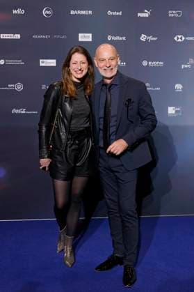 Schauspielerin Tina Rottensteiner und Schauspieler Simon Licht beim 16. Deutschen Nachhaltigkeitspreis 2023 im Maritim Hotel Düsseldorf. Zum 16. Mal werden gemeinsam mit der Bundesregierung und weiteren Partnern im Düsseldorfer Martim Hotel Vorreiter der Nachhaltigkeit ausgezeichnet. Prämiert werden die Sieger der Wettbewerbe Unternehmen, Sport, Internationaler Deutscher Nachhaltigkeitspreis, Architektur und des Next Economy Awards. Düsseldorf, 24.11.2023 NRW Deutschland Copyright: xChristophxHardtx