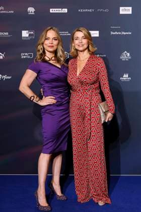 Boxerin Regina Halmich und Schauspielerin Tina Ruland beim 16. Deutschen Nachhaltigkeitspreis 2023 im Maritim Hotel Düsseldorf. Zum 16. Mal werden gemeinsam mit der Bundesregierung und weiteren Partnern im Düsseldorfer Martim Hotel Vorreiter der Nachhaltigkeit ausgezeichnet. Prämiert werden die Sieger der Wettbewerbe Unternehmen, Sport, Internationaler Deutscher Nachhaltigkeitspreis, Architektur und des Next Economy Awards. Düsseldorf, 24.11.2023 NRW Deutschland Copyright: xChristophxHardtx