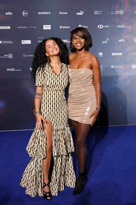 Schauspielerin Domitila Barros und Innovatorin Hilda Liswani beim 16. Deutschen Nachhaltigkeitspreis 2023 im Maritim Hotel Düsseldorf. Zum 16. Mal werden gemeinsam mit der Bundesregierung und weiteren Partnern im Düsseldorfer Martim Hotel Vorreiter der Nachhaltigkeit ausgezeichnet. Prämiert werden die Sieger der Wettbewerbe Unternehmen, Sport, Internationaler Deutscher Nachhaltigkeitspreis, Architektur und des Next Economy Awards. Düsseldorf, 24.11.2023 NRW Deutschland Copyright: xChristophxHardtx