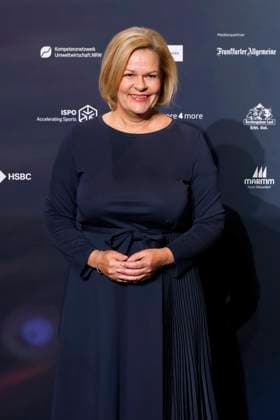 Bundesinnenministerin Nancy Faeser (SPD) beim 16. Deutschen Nachhaltigkeitspreis 2023 im Maritim Hotel Düsseldorf. Zum 16. Mal werden gemeinsam mit der Bundesregierung und weiteren Partnern im Düsseldorfer Martim Hotel Vorreiter der Nachhaltigkeit ausgezeichnet. Prämiert werden die Sieger der Wettbewerbe Unternehmen, Sport, Internationaler Deutscher Nachhaltigkeitspreis, Architektur und des Next Economy Awards. Düsseldorf, 24.11.2023 NRW Deutschland Copyright: xChristophxHardtx