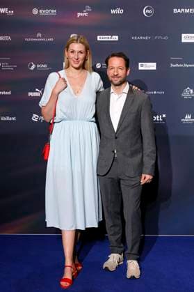Schauspielerin Andrea Gerhard und Schauspieler David Wehle beim 16. Deutschen Nachhaltigkeitspreis 2023 im Maritim Hotel Düsseldorf. Zum 16. Mal werden gemeinsam mit der Bundesregierung und weiteren Partnern im Düsseldorfer Martim Hotel Vorreiter der Nachhaltigkeit ausgezeichnet. Prämiert werden die Sieger der Wettbewerbe Unternehmen, Sport, Internationaler Deutscher Nachhaltigkeitspreis, Architektur und des Next Economy Awards. Düsseldorf, 24.11.2023 NRW Deutschland Copyright: xChristophxHardtx