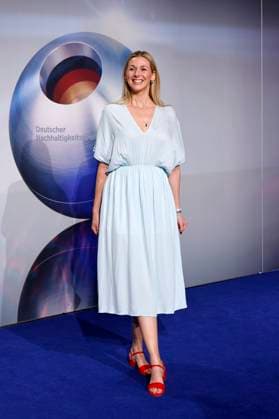 Schauspielerin Andrea Gerhard beim 16. Deutschen Nachhaltigkeitspreis 2023 im Maritim Hotel Düsseldorf. Zum 16. Mal werden gemeinsam mit der Bundesregierung und weiteren Partnern im Düsseldorfer Martim Hotel Vorreiter der Nachhaltigkeit ausgezeichnet. Prämiert werden die Sieger der Wettbewerbe Unternehmen, Sport, Internationaler Deutscher Nachhaltigkeitspreis, Architektur und des Next Economy Awards. Düsseldorf, 24.11.2023 NRW Deutschland Copyright: xChristophxHardtx