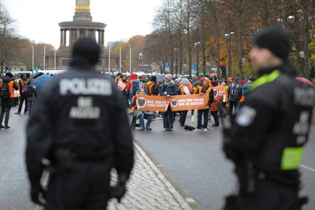 Letzte Generation blockiert erneut Straße des 17. Juni, Aktivisten der Klimagruppe Letzte Generation haben am Samstag erneut die Straße des 17. Juni blockiert. Die Berliner Polizei war im Großeinsatz. Berlin Berlin Deutschland *** Last Generation blocks Straße des 17 Juni again, activists from the climate group Last Generation blocked Straße des 17 Juni again on Saturday The Berlin police were on a large-scale operation Berlin Berlin Germany
