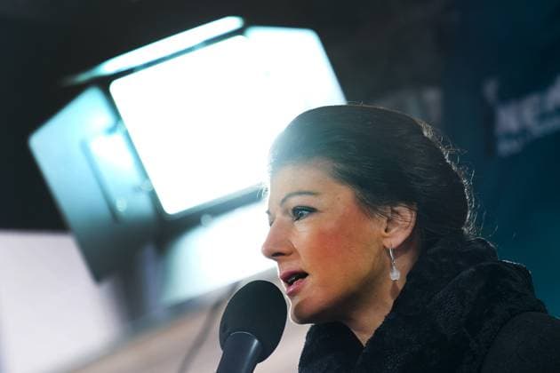 News Themen der Woche KW47 News Bilder des Tages 25.11.2023, Berlin, DEU Sahra Wagenknecht spricht auf der Friedensdemonstration vor dem Brandenburger Tor *** 25 11 2023, Berlin, DEU Sahra Wagenknecht speaks at the peace demonstration in front of the Brandenburg Gate
