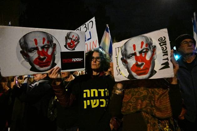 Bilder des Jahres 2023, News 11 November News Themen der Woche KW47 News Bilder des Tages Israelis hold posters and chant Guilty at a protest calling for the resignation of Israeli Prime Minister Benjamin Netanyahu outside his residence in Jerusalem on Saturday, November 25, 2023. Demonstrators blame Netanyahu for failing to keep the people of the Gaza border communities secure from the October 7 Hamas massacre.  JER2023112505 DEBBIExHILL