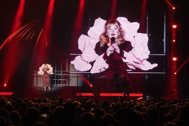 Entertainment Themen der Woche KW47 Entertainment Bilder des Tages Sängerin Maite Kelly auf ihrem Konzert zur aktuellen Love-Tour am 25.11.2023 vor mehr als 9000 Besuchern in der fast ausverkauften Mercedes-Benz Arena, Berlin, Deutschland *** Singer Maite Kelly at her concert for the current Love Tour on 25 11 2023 in front of more than 9000 visitors in the almost sold-out Mercedes Benz Arena, Berlin, Germany kreativmedia_maitekelly2023_1