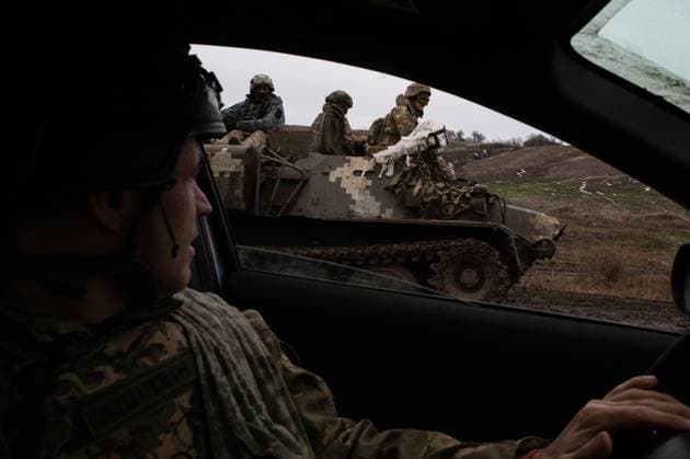 News Themen der Woche KW47 News Bilder des Tages November 25, 2023, Chasiv Yar, Donetsk Oblast, Ukraine: Ukrainian soldiers ride an armored vehicle near the frontline city of Chasiv Yar. The city of Chasiv Yar continues to come under heavy fire from Russian positions outside the city. Chasiv Yar Ukraine - ZUMAk176 20231125_zip_k176_016 Copyright: xMadeleinexKellyx